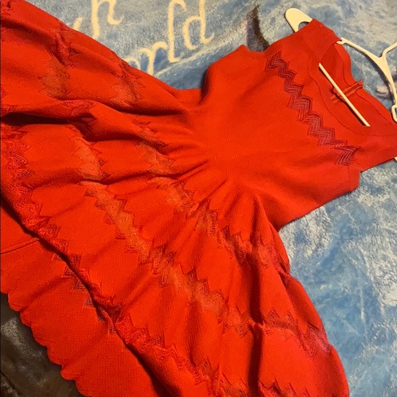 Alaia Dresses & Skirts - Beautiful red dress that hugs your waist